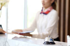 酒店接待处银铃响，前台接待员服务客户的背景模糊不清. 