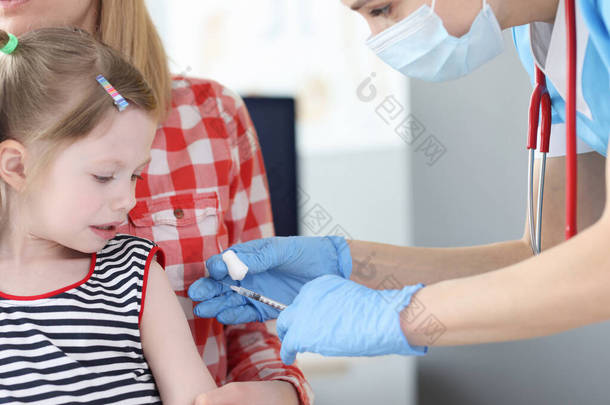 儿科医生在肩上给小女孩接种疫苗