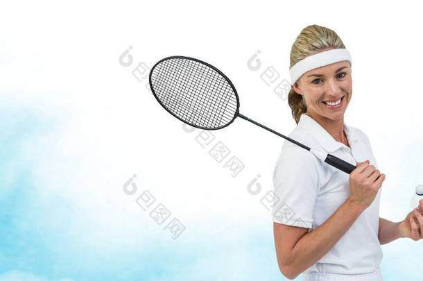白种人女羽毛球选手拿着球拍在水彩画蓝色背景下微笑。运动比赛及比赛概念