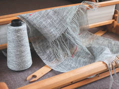 采购产品木制手织机,芦苇,梭织机,筒子与亚麻纱和一块编织的布.天然亚麻纤维手织织物