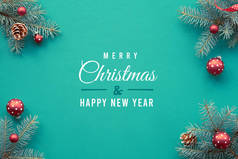 圣诞节背景为绿色、白色和红色。愿绿松石纺织品的圣诞和新年快乐！俯瞰全景，平坦的松树枝条上挂着圣诞红饰品、红心、糖果手杖.