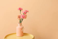 在彩墙附近的桌子上挂着美丽的康乃馨花