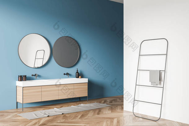 简约的浴室内部与虚荣，两个在趋势圆形的镜子蓝色的墙壁和毛巾架附近的白墙分区。木制瓷砖地板。现代室内设计的概念。3d渲染