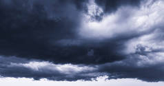 在雷暴或飓风来临前，乌黑的单色暴雨云彩笼罩着大地。阴天多彩的云彩.云彩景观.