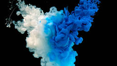 美丽的抽象背景。蓝色的墨水云。宇宙魔法背景。蓝色和白色水彩油墨在黑色底色的水中.蓝白相间的波浪和水滴.