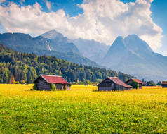 加米什-帕尔滕基兴滑雪胜地的夏日美景十分壮观。德国巴伐利亚，威尔特斯坦山脉的最高峰，多姿多彩的户外景色。艺术风格经处理后的照片.