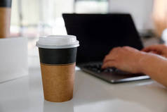 外卖的咖啡，外卖的，外卖的，外卖的，文本的复制空间，在笔记本电脑上工作的人