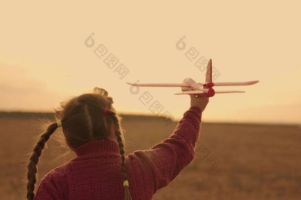 快乐的孩子用手玩具飞机跑着落日，儿时梦想着飞翔，孩子们在空中幻想着飞碟，当着空中运输机的飞行员，飞着翅膀，姑娘们带着轻盈的阳光跑着