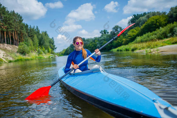暑假里，一个阳光明媚的日子里，一家人在河里划船开开开心心