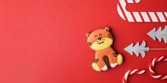 姜饼圣诞老虎的红色背景。根据中国黄道带日历,虎年.复制空间