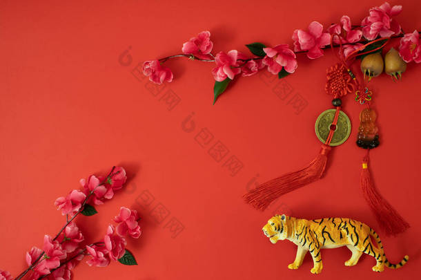 中国2022年<strong>春节</strong>。平躺在地上,祝<strong>虎年</strong>快乐.传统的和现代的概念，红色与樱花。亚洲要素.