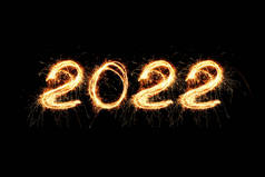 2022年喜庆的新年烟火在夜晚发出闪耀的火花。2022年假日壁纸概念