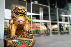 中国金神狮像是亚洲禅建筑的装饰品，皇帝在门前保护着坏东西进来了.