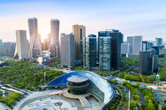现代建筑中的杭州新的城市在日出城