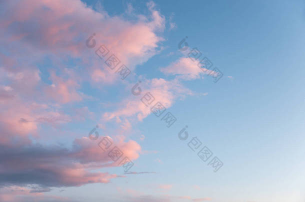 梦幻般的天空背景，一半是蓬松的粉色云彩和蓝色
