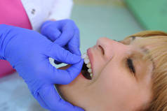 牙科医生把牙龈的病人和牙齿的矫正