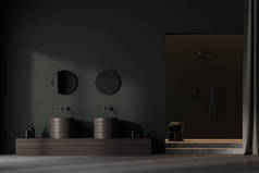 黑暗的浴室内部与悬浮液，两个水槽和镜子，混凝土地面。清洁和整洁对健康的概念。简约舒适的设计