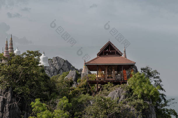泰国兰<strong>榜</strong>- 2020年9月3日：位于泰国兰<strong>榜</strong>省查洪县Chaloem Phrakiat Phrachomklao Rachanuson寺（Wat Phrabat Pu Pha Daeng）的一座塔顶悬崖