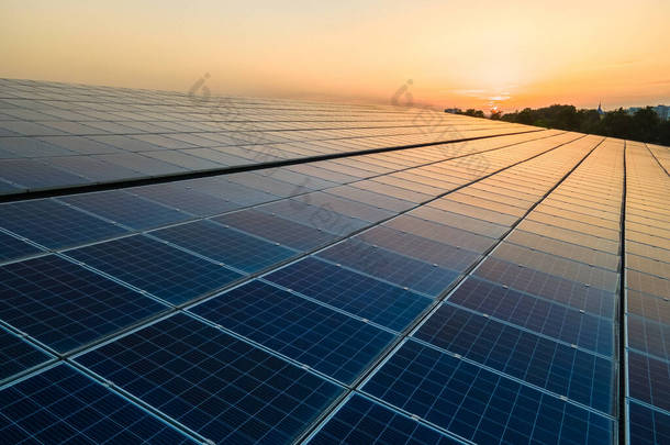 蓝色光电太阳能电池板安装在建筑物的屋顶上，以便在日落时产生清洁的生态<strong>电力</strong>。可再生<strong>能源</strong>概念的生产