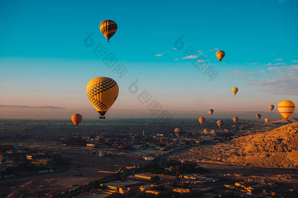 俯瞰着几十个热气球在奢华的埃及区<strong>周</strong>围飞来飞去.受欢迎的旅游<strong>活动</strong>，<strong>周</strong>围沙漠地区的奇景