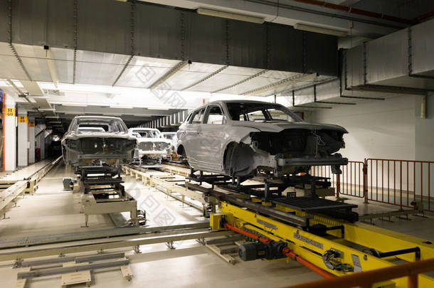 车体在装配线上现代汽车工业。汽车传送机。制造和生产工厂的内部