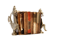 八个老被忽视的而且撕裂书之间的两个书站使铜而且类似马拍摄孤立的白色背景