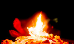 营火燃烧热与人rsquo脚显示的背景的是气候变暖的火在的晚上
