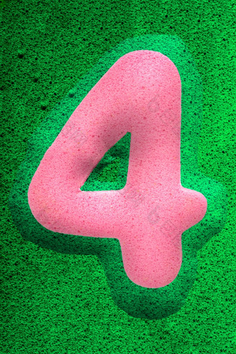 的数量四个粉红色的海绵就像纹理提高了从的绿色背景