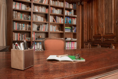 私人研究住宅首页与盒子笔的前景和两个书铅笔和眼镜附近的