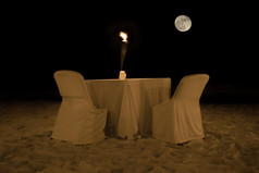 浪漫的晚餐表格的晚上海滩阿鲁巴岛