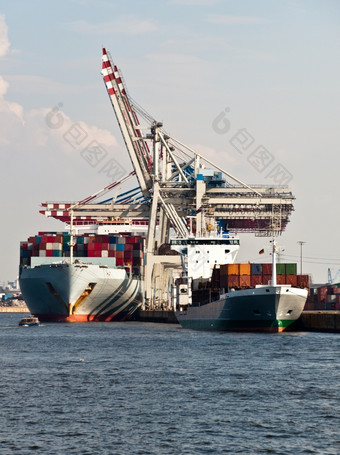 大容器船只被卸载执事码头德国执事的第二个最大的容器港口欧洲而且可以服务的最大船只