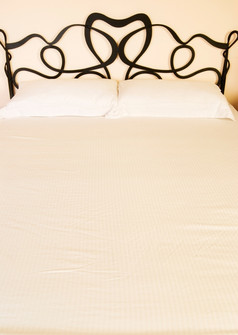 枕头而且床上卧室与白色墙