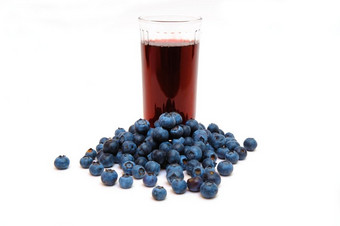 蓝莓是好源抗氧化剂清晰的玻璃与浆果汁与浆果所有周围白色背景蓝莓和蓝莓汁