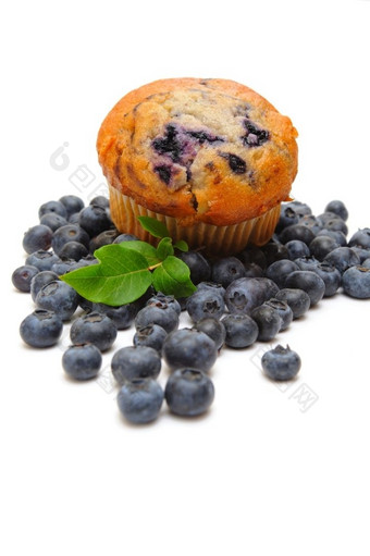 新鲜的蓝莓环绕单蓝莓松饼光背景蓝莓松饼