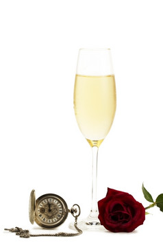 冷玻璃与香槟与红色的玫瑰而且老口袋里看冷玻璃与香槟与红色的玫瑰而且老口袋里看白色背景
