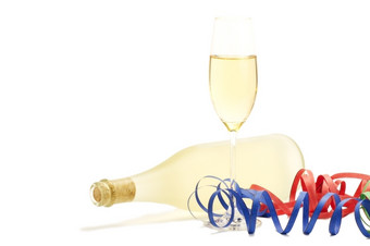 玻璃与香槟与彩带前面普罗瓶玻璃与香槟与彩带前面无趣的普罗瓶白色背景