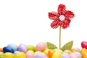 红色的布料花之间的复活节鸡蛋红色的布料花之间的复活节鸡蛋与白色背景