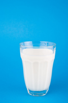 牛奶玻璃在蓝色的背景