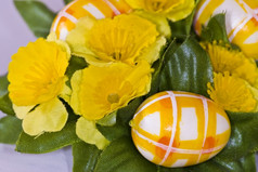 画复活节鸡蛋而且不自然的黄色的花
