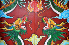 色彩斑斓的历史绘画龙的红色的门