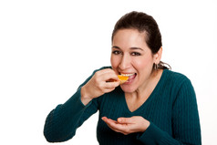 美丽的快乐女人吃片多汁的普通话橙色水果完整的维生素为健康的饮食孤立的
