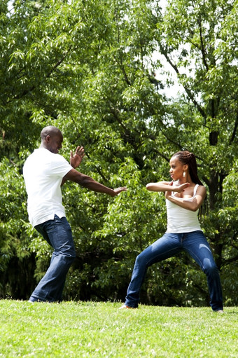 美丽的快乐有趣的年轻的非洲美国夫妇在一起锻炼<strong>武术</strong>艺术公园