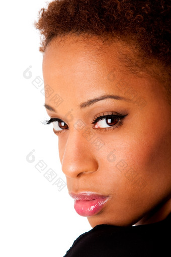 脸美丽的非洲美国女人与自然化妆而且完美的光滑的皮肤看在她的肩膀孤立的