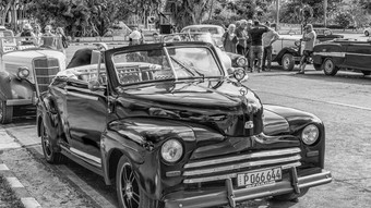 哈瓦那古巴4月色彩鲜艳的老车城市街哈瓦那古巴4月色彩鲜艳的老车城市街几乎所有的车辆使用是第二个手古巴