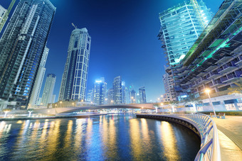 迪拜阿联酋12月迪拜玛丽娜建筑和晚上城市灯迪拜吸引了几百万游客每年迪拜阿联酋12月迪拜玛丽娜建筑和晚上