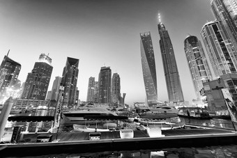 迪拜阿联酋12月迪拜玛丽娜建筑和日落迪拜阿联酋12月迪拜玛丽娜建筑和日落城市灯迪拜吸引了几百万游客每年