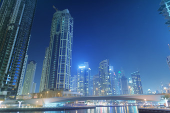 迪拜阿联酋12月迪拜玛丽娜建筑和晚上城市灯迪拜吸引了几百万游客每年迪拜阿联酋12月迪拜玛丽娜建筑和晚上