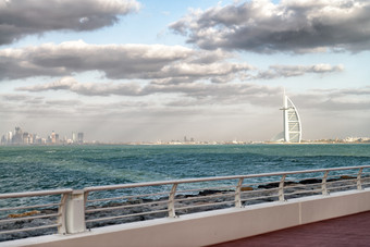 迪拜阿联酋12月美丽的视图迪拜塔阿拉伯迪拜阿联酋12月美丽的视图迪拜塔阿拉伯从城市散步迪拜吸引了几百万人每年