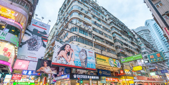 在香港香港五月游客和当地人沿着城市<strong>街道</strong>的城市吸引了几百万人每一个一年