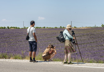 普罗旺斯法国7月摄影师享受薰衣草梅多斯夏天普罗旺斯地区著名的旅游吸引力夏天